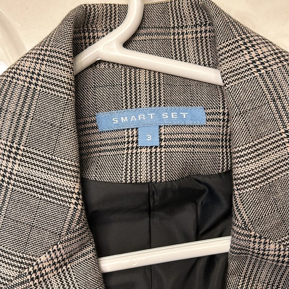 Plaid blazer which is fully lined. Button down with 2 flap faux pockets. - Picture 3 of 5